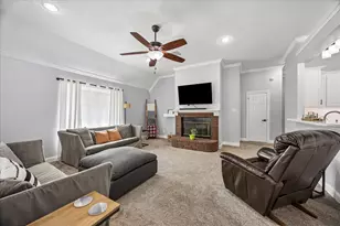 202 W Larkspur Dr, Alvin, TX 77511 - Photo 2