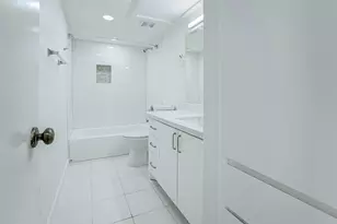7555 Katy Fwy, Houston, TX 77024 - Photo 18