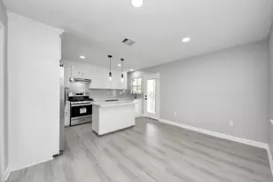 9238 Klondike St, Houston, TX 77075 - Photo 18