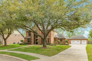 95 Rosewood St, Lake Jackson, TX 77566 - Photo 2