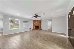 2811 Frostwood Cir, Dickinson, TX 77539 - Photo 2