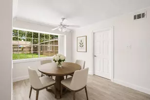 560 Landfall Ln, Conroe, TX 77302 - Photo 4