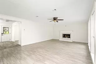 560 Landfall Ln, Conroe, TX 77302 - Photo 14