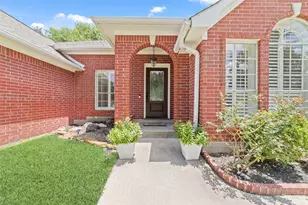 163 April Waters Dr N, Conroe, TX 77356 - Photo 2
