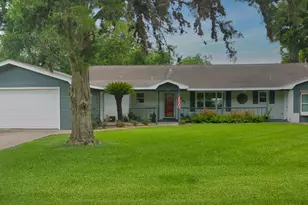 201 Southern Oaks Dr, Lake Jackson, TX 77566 - Photo 2