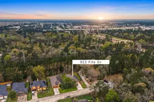 922 Fife Dr, Conroe, TX 77301 - Photo 2