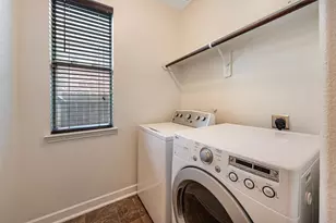 106 Crown Point Ct, Magnolia, TX 77354 - Photo 4