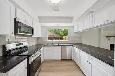 90 Crystal Lake Lane, The Woodlands, TX 77380 - Photo 6