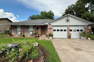 552 Sims St, Angleton, TX 77515 - Photo 2