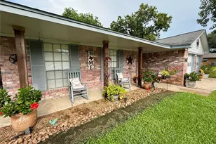 552 Sims St, Angleton, TX 77515 - Photo 30