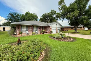 552 Sims St, Angleton, TX 77515 - Photo 1