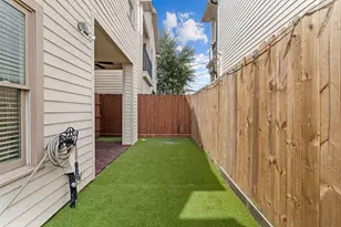 1042 W 25th St, Houston, TX 77008 - Photo 2
