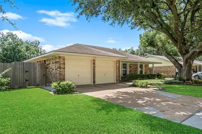 2111 Willow Boulevard, Pearland, TX 77581 - Photo 2