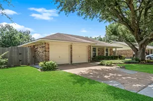 2111 Willow Blvd, Pearland, TX 77581 - Photo 2