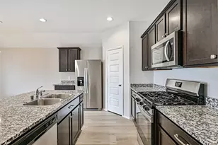 3930 Hawaiian Ct, Baytown, TX 77521 - Photo 8