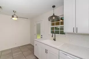135 W Barkley St, Sour Lake, TX 77659 - Photo 4