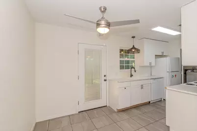 135 W Barkley Street, Sour Lake, TX 77659 - Photo 6