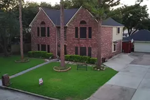 9726 New Kent Dr, Sugar Land, TX 77498 - Photo 2