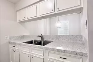 321 E Cedar St, Angleton, TX 77515 - Photo 10