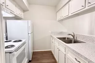 321 E Cedar St, Angleton, TX 77515 - Photo 8