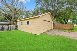 821 E Miller St, Angleton, TX 77515 - Photo 12