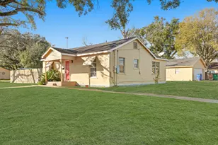 821 E Miller St, Angleton, TX 77515 - Photo 2