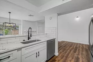 7080 Greenway Chase St, Houston, TX 77072 - Photo 16