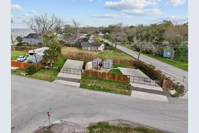 111 Jackson Avenue, Bacliff, TX 77518 - Photo 2