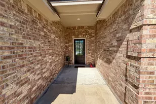 216 Shannon St, Angleton, TX 77515 - Photo 2