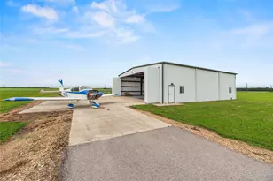 7736 Meteor Dr, Sealy, TX 77474 - Photo 4
