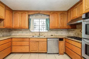 8428 Swiftwater Ln, Houston, TX 77075 - Photo 6