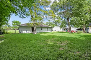 223 Wildwood St, Baytown, TX 77520 - Photo 26