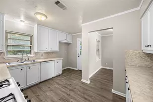 223 Wildwood St, Baytown, TX 77520 - Photo 10
