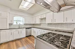 9322 Petersham Dr, Houston, TX 77031 - Photo 8