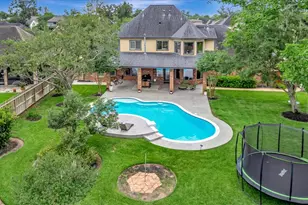 51 Deerwood Ct, Lake Jackson, TX 77566 - Photo 2