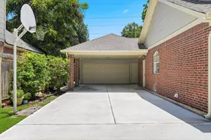 6835 Cherry Hills Rd, Houston, TX 77069 - Photo 24
