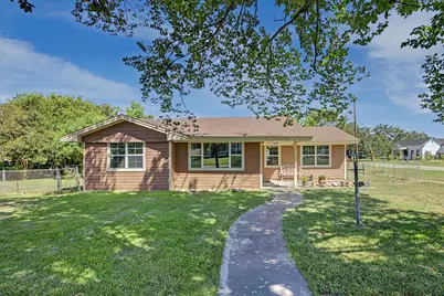 307 E Barton Street, Calvert, TX 77837 - Photo 1