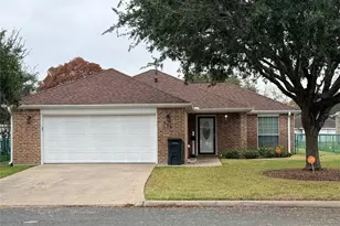 505 E Calhoun St, El Campo, TX 77437 - Photo 2