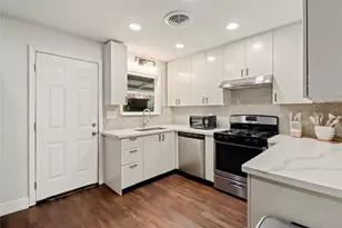 916 N Chenango St, Angleton, TX 77515 - Photo 4