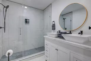 9515 Meadowglen Ln, Houston, TX 77063 - Photo 14