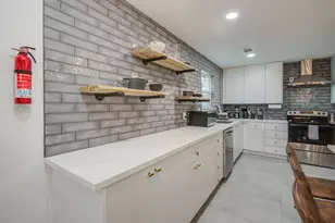 9515 Meadowglen Ln, Houston, TX 77063 - Photo 8