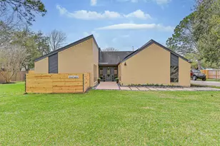 910 Evergreen Dr, Friendswood, TX 77546 - Photo 1