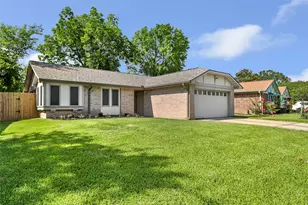 746 Ramada Dr, Houston, TX 77062 - Photo 2