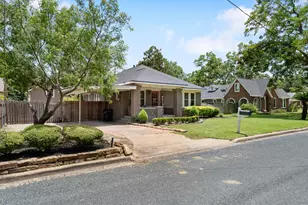 707 Heights St, El Campo, TX 77437 - Photo 2