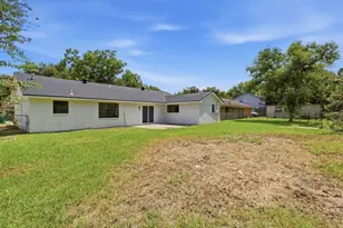 104 Oriole Ln, Angleton, TX 77515 - Photo 20