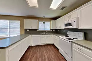 149 Bristol Bend Ln, Dickinson, TX 77539 - Photo 2