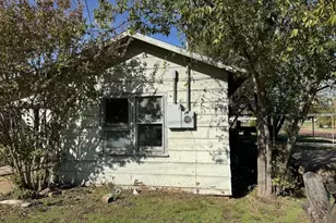 619 N Dunbar St, Electra, TX 76360 - Photo 2