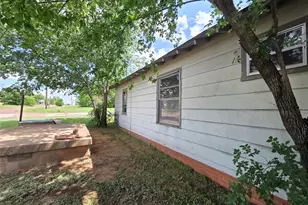 619 N Dunbar St, Electra, TX 76360 - Photo 10