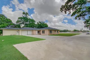 709 S McCarty Ave, Eagle Lake, TX 77434 - Photo 2
