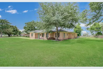 709 S McCarty Avenue, Eagle Lake, TX 77434 - Photo 6